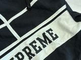 sweat à capuche noir et blanc avec le mot « Supreme » imprimé dessus