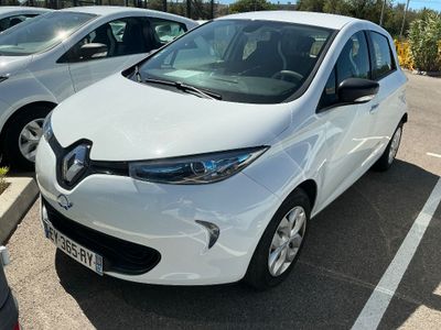 une voiture blanche garée dans un parking à côté d'autres voitures