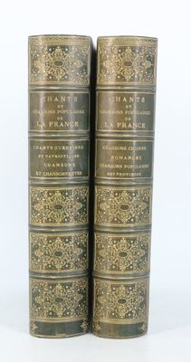 une paire de livres anciens sur fond blanc, avec un fond blanc