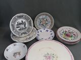 plusieurs assiettes et bols posés sur une table