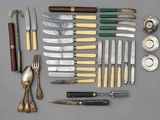 de nombreux types de couteaux et de cuillères disposés sur une table