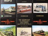 quatre livres consacrés à différents types de trains, exposés sur une table