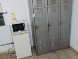 deux casiers dans une pièce équipée d'un micro-ondes et d'un four à micro-ondes