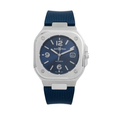 une image d'un gros plan d'une montre-bracelet sur un fond blanc
