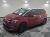 la citrole rouge est garee sur un carrelage en damier