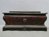 une boîte rouge et noire posée sur une table
