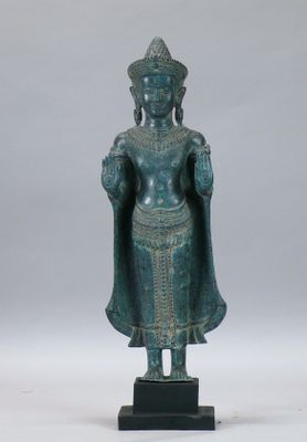 une image représentant une statue d'une personne vêtue d'une robe et d'un chapeau