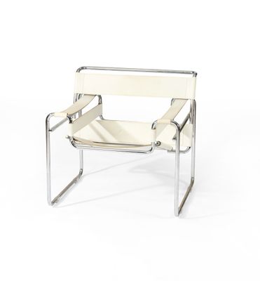 une chaise blanche avec une structure en métal et une assise en cuir