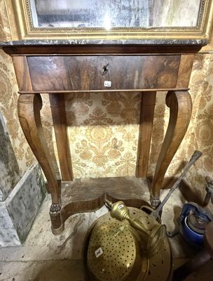 une petite table en bois sur laquelle se trouve un miroir