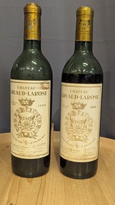 deux bouteilles de vin posées sur une table