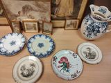 de nombreuses assiettes et vases posés sur une table