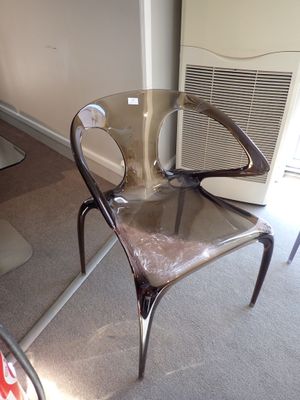 une chaise en plastique posée devant un radiateur