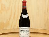 une bouteille de vin posée sur un tonneau