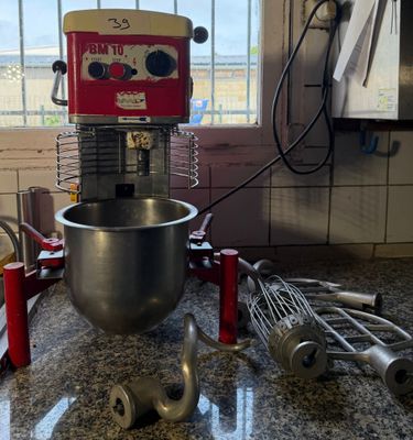 un mixeur rouge et un fouet dans une cuisine