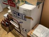de nombreux cartons empilés sur le sol