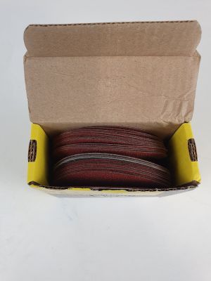 une boîte en carton remplie de disques de différentes tailles et couleurs