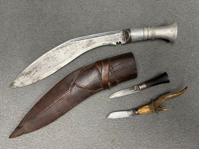 Kukri népalais , étui en bois sculpté.