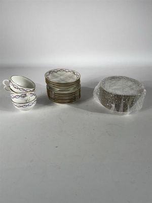 trois tasses et un bol posés sur une table