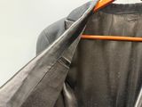 une veste de costume suspendue à un cintre dans une pièce