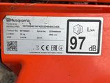 gros plan d'une machine rouge avec un autocollant dessus