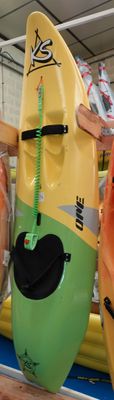 de nombreux modèles de kayaks exposés dans un magasin