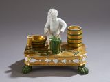 une figurine posée sur une table