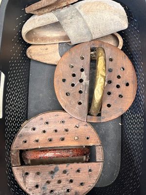 un panier rempli d'ustensiles en bois et un couteau