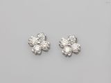 une paire de boucles d'oreilles en diamant