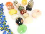beaucoup de billes de différentes couleurs sur une surface blanche