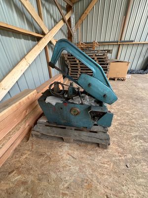 une machine posée sur une palette à l'intérieur d'un bâtiment