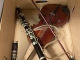 une boîte en carton contenant un instrument de musique