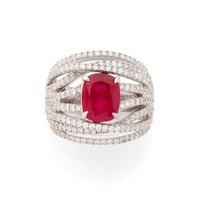 une bague en rubis et diamants