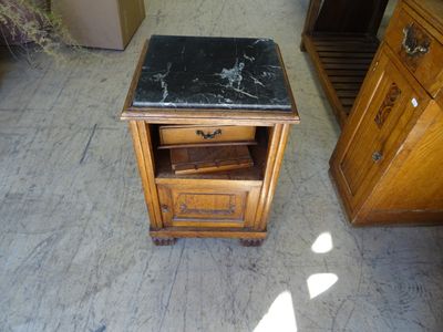 une armoire en bois avec un plateau en marbre et un tiroir
