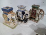 trois petits vases placés l'un à côté de l'autre