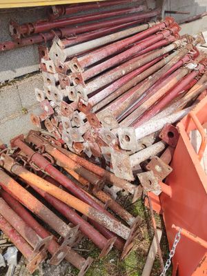 un tas de tuyaux métalliques rouillés posés sur le bord de la route