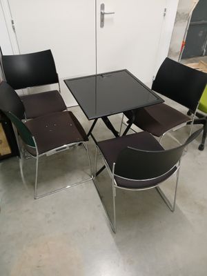quatre chaises et une table dans une pièce