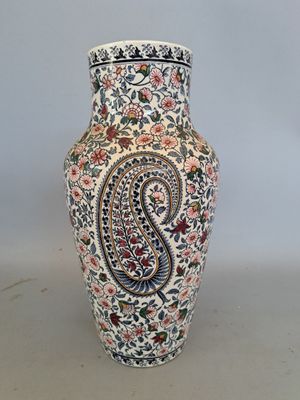 un vase orné d'un motif paisley, posé sur une table