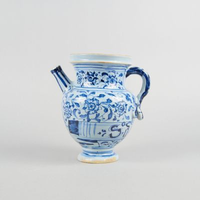 un vase bleu et blanc avec une anse