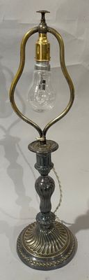 une lampe posée sur une table, dotée d'une ampoule en verre