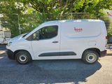 une camionnette blanche garée sur le parking