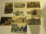 plusieurs vieilles cartes postales représentant différents bâtiments, posées sur une table