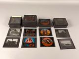 toutes ces photos qui sont posées sur la table