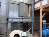 une machine qui se trouve à l'intérieur d'un bâtiment