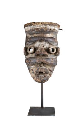 une photo d'une sculpture représentant le visage d'un homme, posée sur un socle