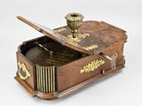 une boîte en bois contenant un instrument de musique