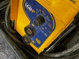 une boîte jaune sur laquelle est apposé un panneau bleu et jaune
