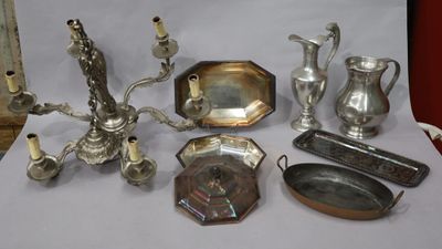 beaucoup d'objets en argent posés sur une table