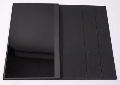 un ordinateur portable ouvert posé sur une table blanche