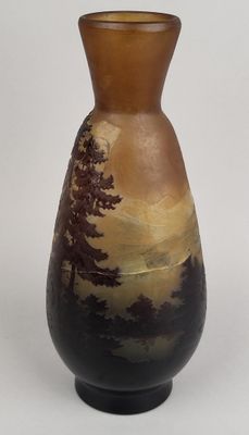 un vase marron orné d'un arbre, posé sur une table