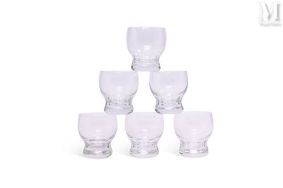 six verres empilés les uns sur les autres sur une surface blanche